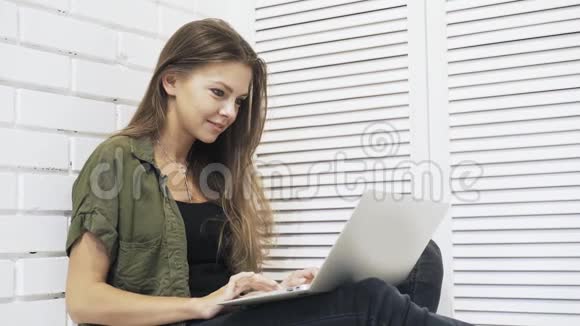 年轻女子在家上网聊天视频的预览图