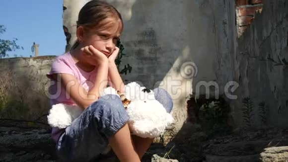 无家可归的悲伤儿童在被遗弃的恶魔之家不幸的流浪女孩孤儿4K视频的预览图