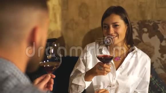 受欢迎的夫妇坐在椅子上在咖啡馆或餐馆喝酒视频的预览图