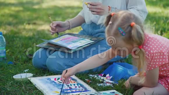小女孩在公园里画水彩视频的预览图