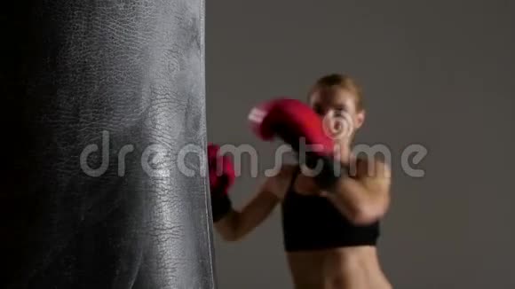 女运动员从拳击袋里打出来慢动作视频的预览图