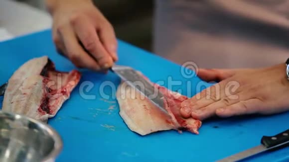 人把鱼骨头切成鱼片视频的预览图