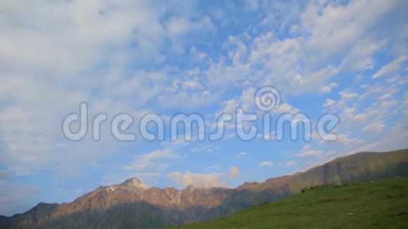 绿色的山坡和蓝天白云在一个夏天阳光明媚的日子格鲁吉亚视频的预览图