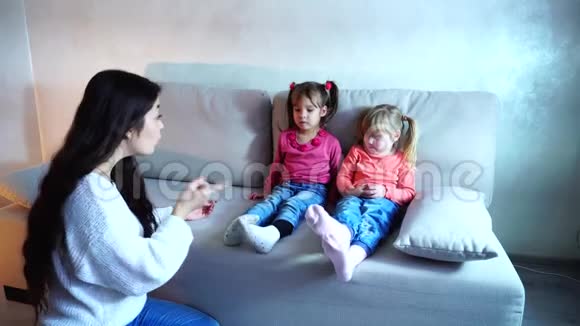 年轻的妈妈告诉两个女儿在幼儿园集合视频的预览图