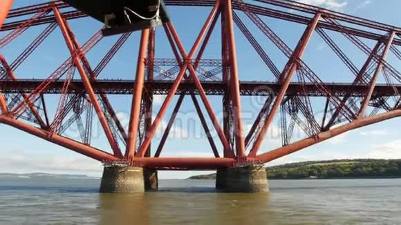 爱丁堡北铁桥水上渡轮视频的预览图