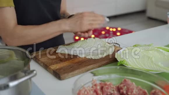 用肉和米饭烹调填充卷心菜卷的过程视频的预览图