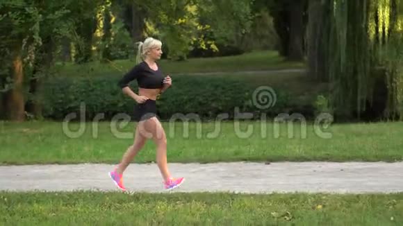 女跑步者在公园里跑步视频的预览图