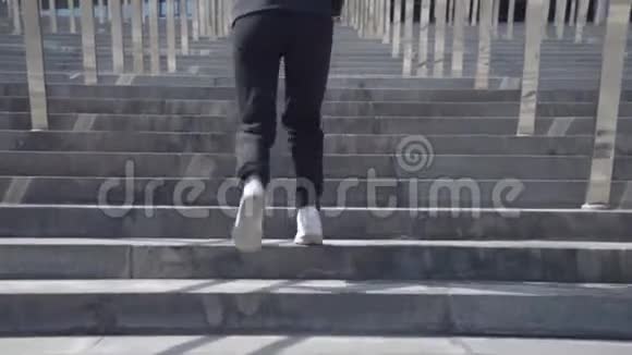 跑步运动员在楼梯上跑步视频的预览图