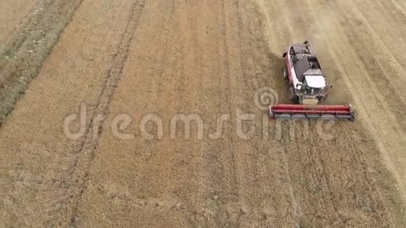 秋收小麦收割机联合航拍视频的预览图