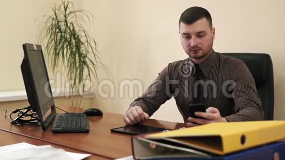 他办公室里的年轻商人视频的预览图