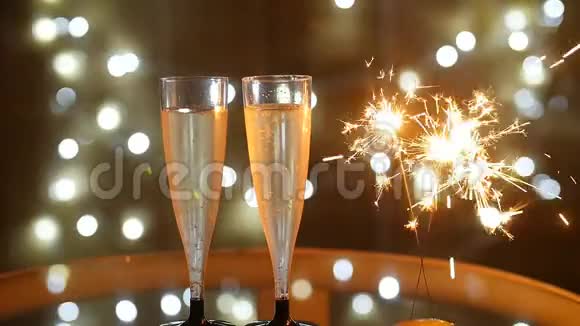 新年庆祝活动配两只香槟杯和火花视频的预览图