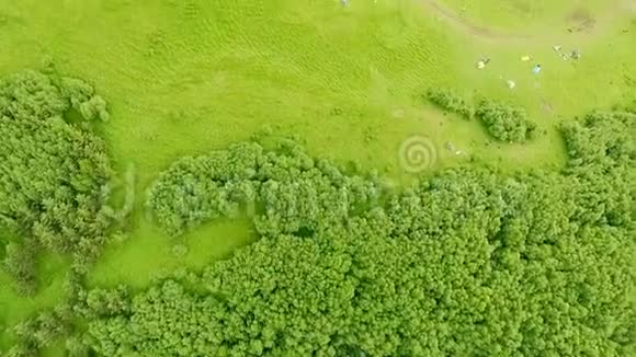 美丽的鸟瞰群山覆盖着绿色的森林和阿纳努里教堂从上面看视频的预览图