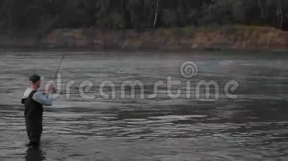 在河上钓鱼摇摆不定视频的预览图