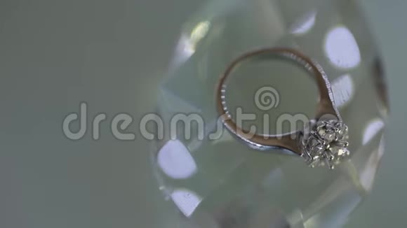 金婚戒指上水晶宏观特写拍摄钻石珠宝视频的预览图