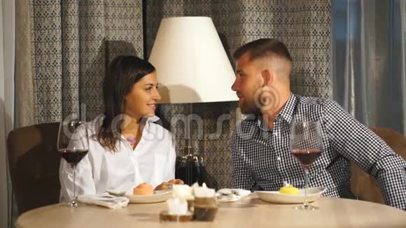 一个留胡子的漂亮男人在餐馆里给他的女朋友送礼物视频的预览图