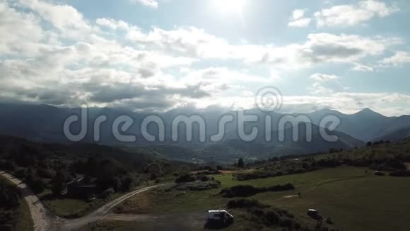 法国阳光灿烂的比利牛斯山脉视频的预览图
