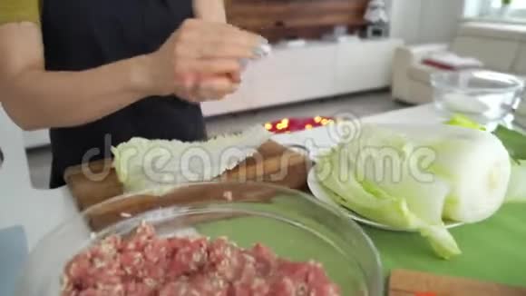 用肉和米饭烹调填充卷心菜卷的过程视频的预览图