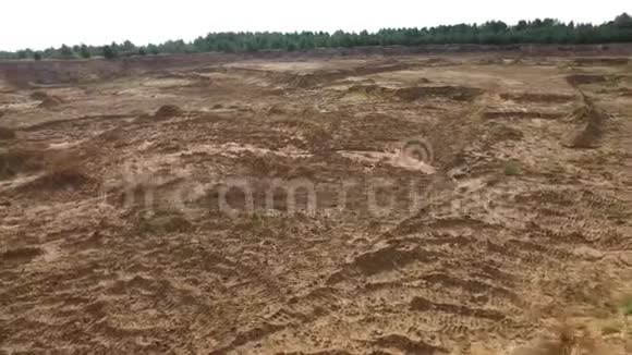 农村的采砂场场景以绿色植物和坑为背景的空黄采石场的俯视图视频的预览图