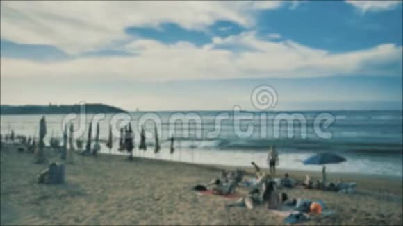 大西洋沿岸坎塔布里亚海许多日光浴的人五颜六色的雨伞视频的预览图