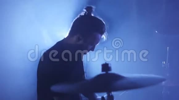 一个年轻的男性鼓手在鼓场上演奏的特写镜头音乐视频朋克重金属或摇滚团体视频的预览图