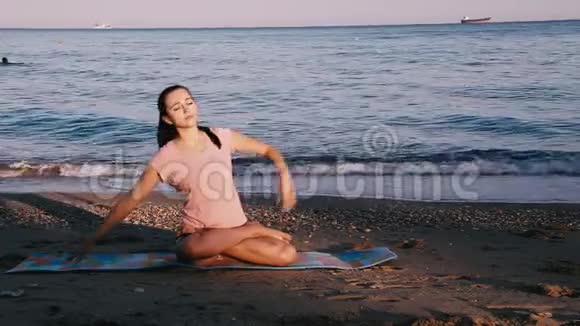 这个女孩在海边从事体操瑜伽视频的预览图