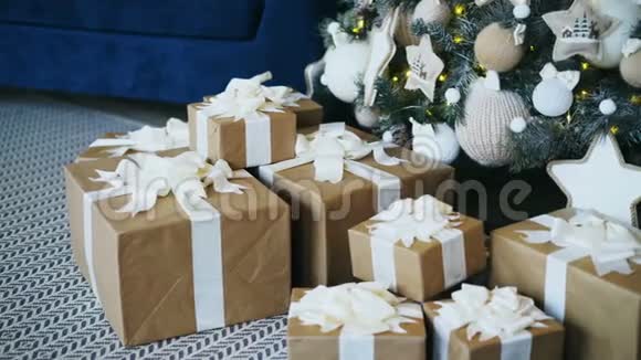家中的圣诞树和礼品盒装饰视频的预览图