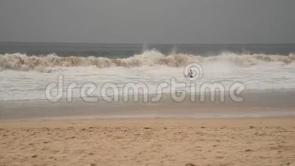 刮风的一天海滩上波涛汹涌视频的预览图