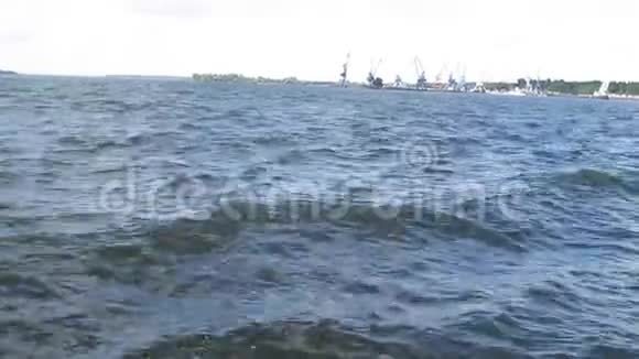 扎波里希亚的第聂伯河码头上的港口起重机视频的预览图