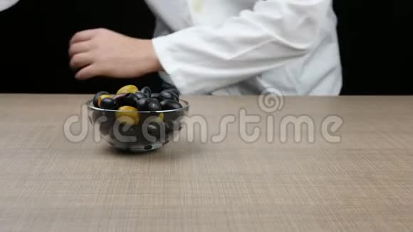 厨师安排了一张由切好的奶酪组成的桌子其中有两个洋葱一个是切橄榄碗和一个西红柿视频的预览图