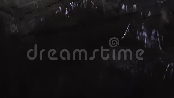 黑石背景下的瀑布视频的预览图
