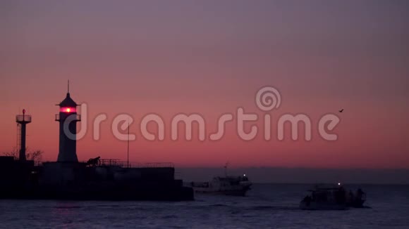 黎明时渔船驶进大海视频的预览图