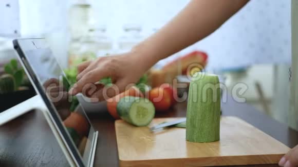 4K女性手切黄瓜准备烹饪原料遵循烹饪在线视频剪辑网站上通过平板电脑烹饪视频的预览图