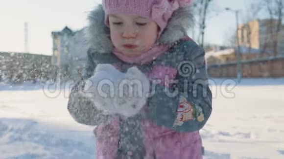 一个小女孩和他妈妈一起吹雪视频的预览图