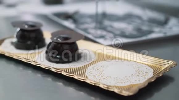 把融化的巧克力倒入美味的巧克力饼上热可可到上釉流在蛋糕上美味可口的甜点视频的预览图