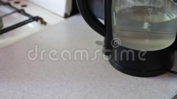 他正在把咖啡倒进杯子里视频的预览图