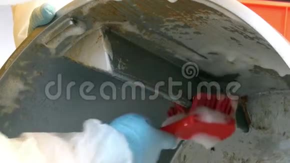 钢制工业绞肉机清洗干净用红色泡沫刷洗干净视频的预览图