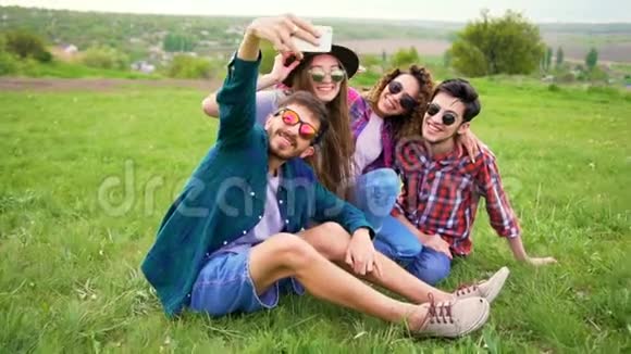 快乐的年轻人在田野里自拍视频的预览图