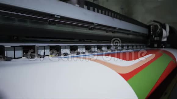 宏印刷机将图片从电脑传送到广告牌视频的预览图
