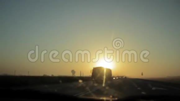 路上的烟雾和日出视频的预览图