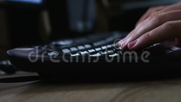 在黑色键盘上打字的人细节视频的预览图