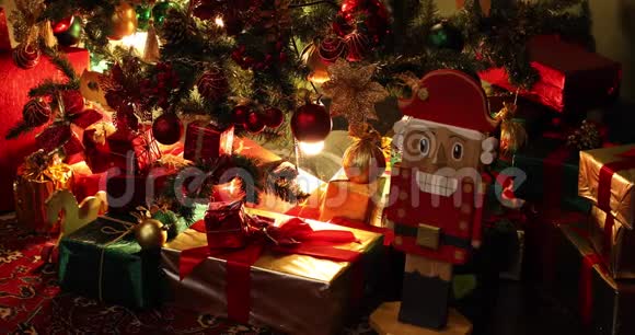 经典的新年树照亮了带壁炉的Grunge房内圣诞装饰视频的预览图