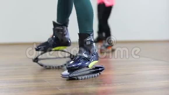 女足穿着特殊的鞋子在大厅里跳着训练健康的生活方式健身行业的新奇之处视频的预览图
