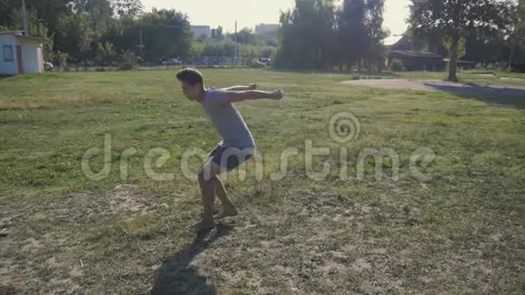 在公园的草坪上做背飞的年轻人弗里伦纳视频的预览图