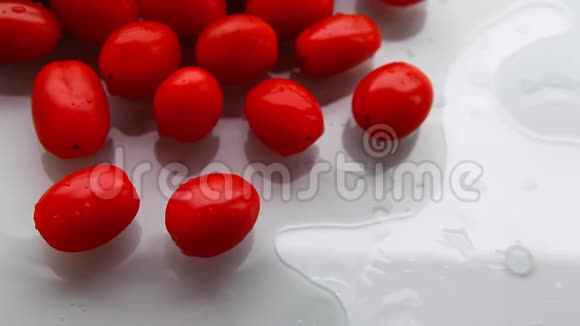 新鲜番茄水波反射视频的预览图