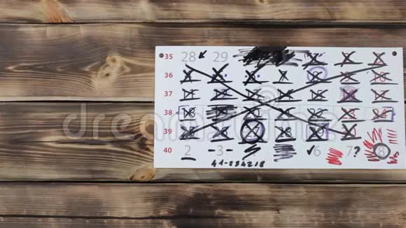 标记日历和木制背景视频的预览图