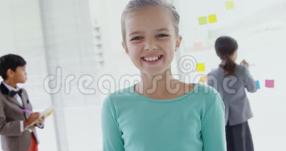 作为企业高管的孩子们微笑着工作视频的预览图