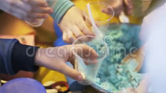 在集市上为孩子们准备液氮冰淇淋的女人视频的预览图