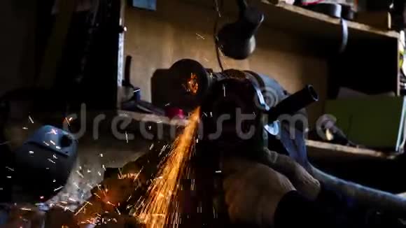 工人用磨床切割金属的特写框架一边喷一边磨铁金属圆切割盘切割视频的预览图