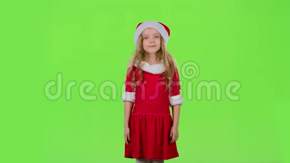 穿着红色新年服装的小女孩在跳舞绿色屏幕视频的预览图