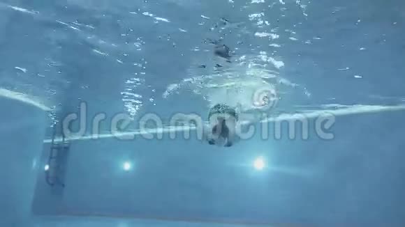 孕妇在水中潜水视频的预览图
